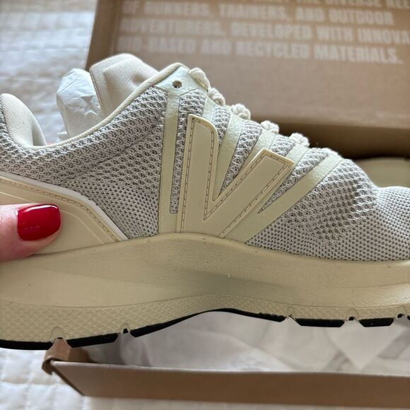 NWT Veja Marlin V-Knit Running Shoes in Chalk and Pierre Size 9 - Picture 2 of 7